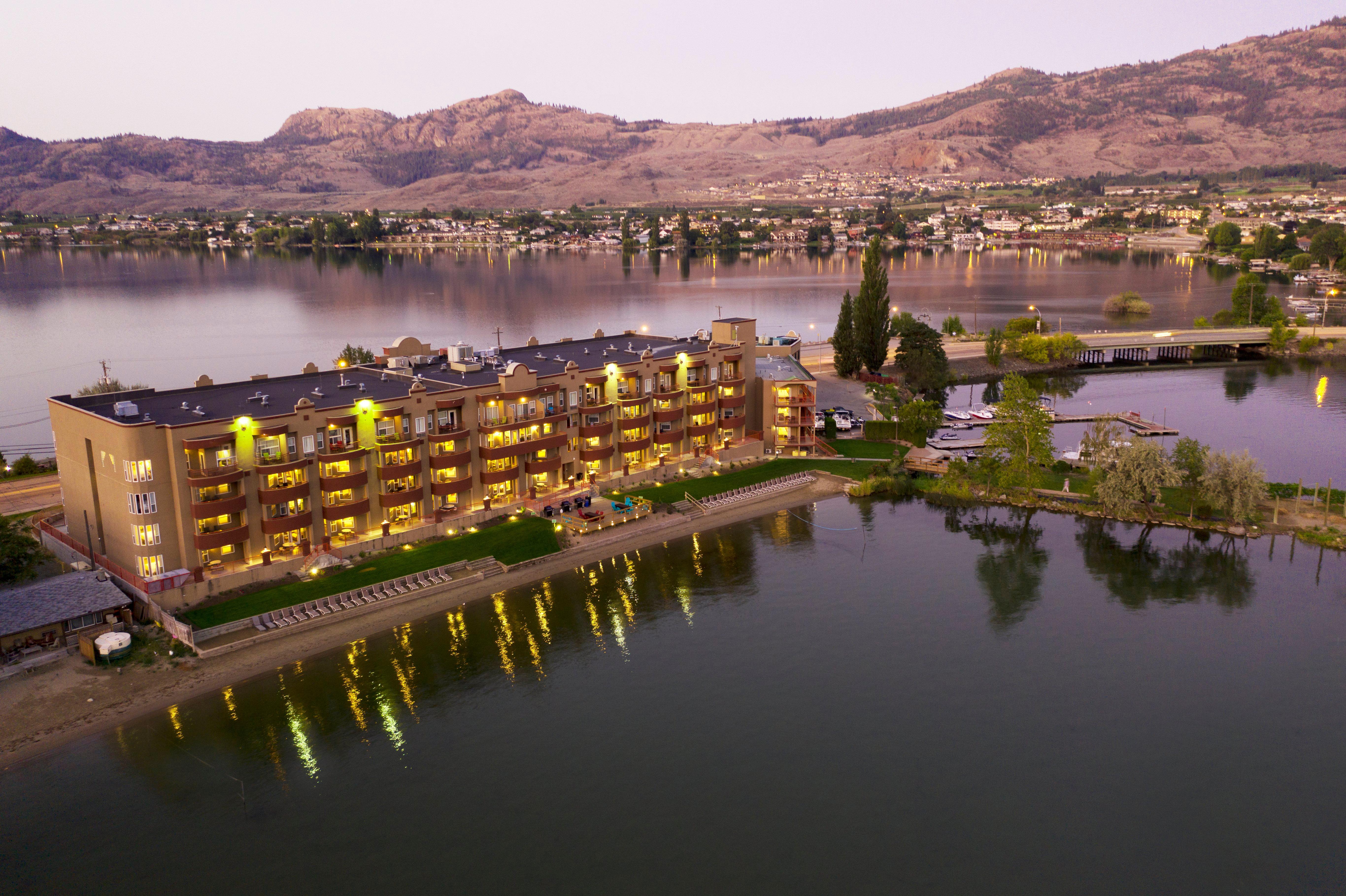 Holiday Inn Hotel & Suites Osoyoos By Ihg Buitenkant foto