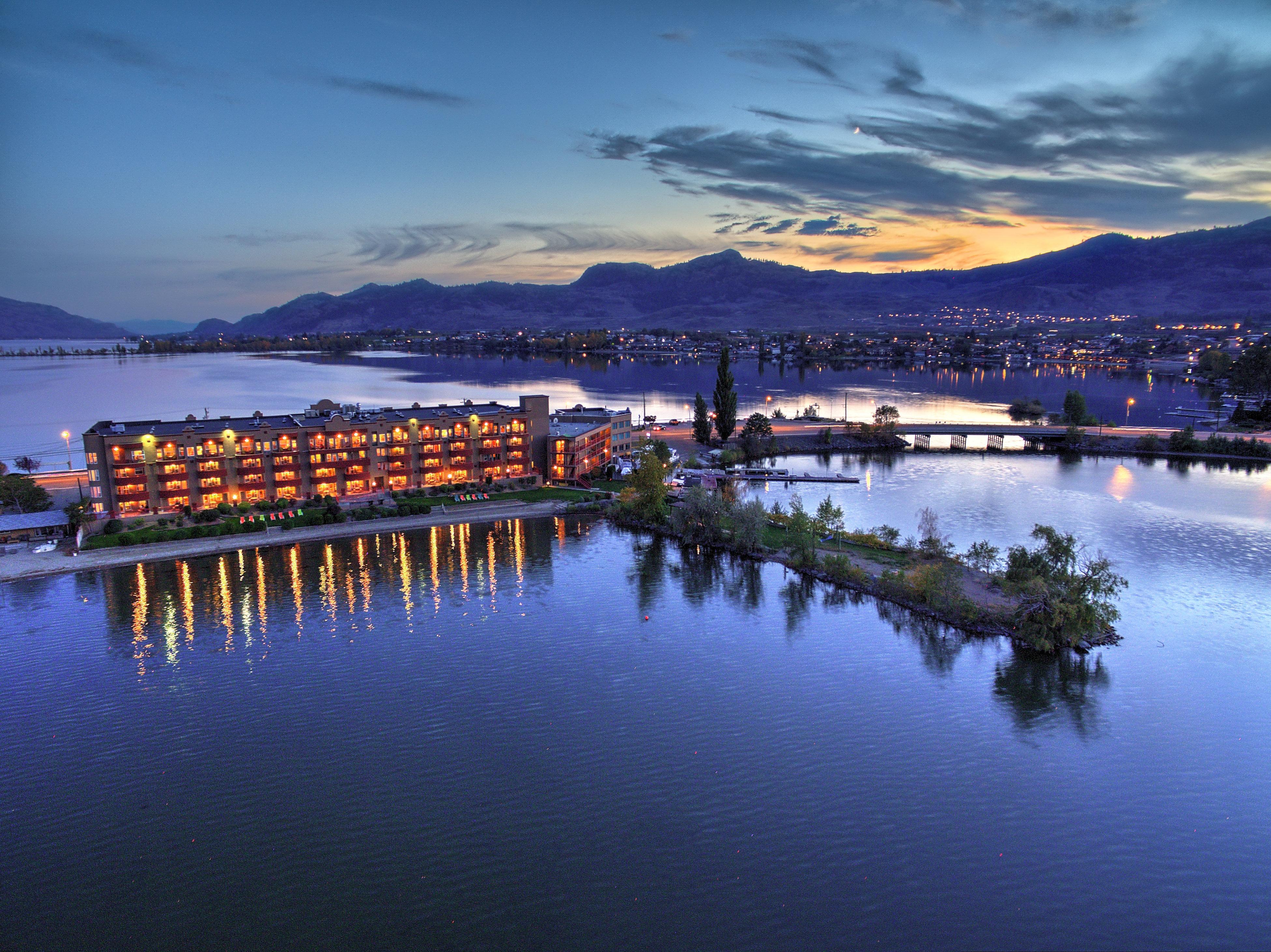 Holiday Inn Hotel & Suites Osoyoos By Ihg Buitenkant foto