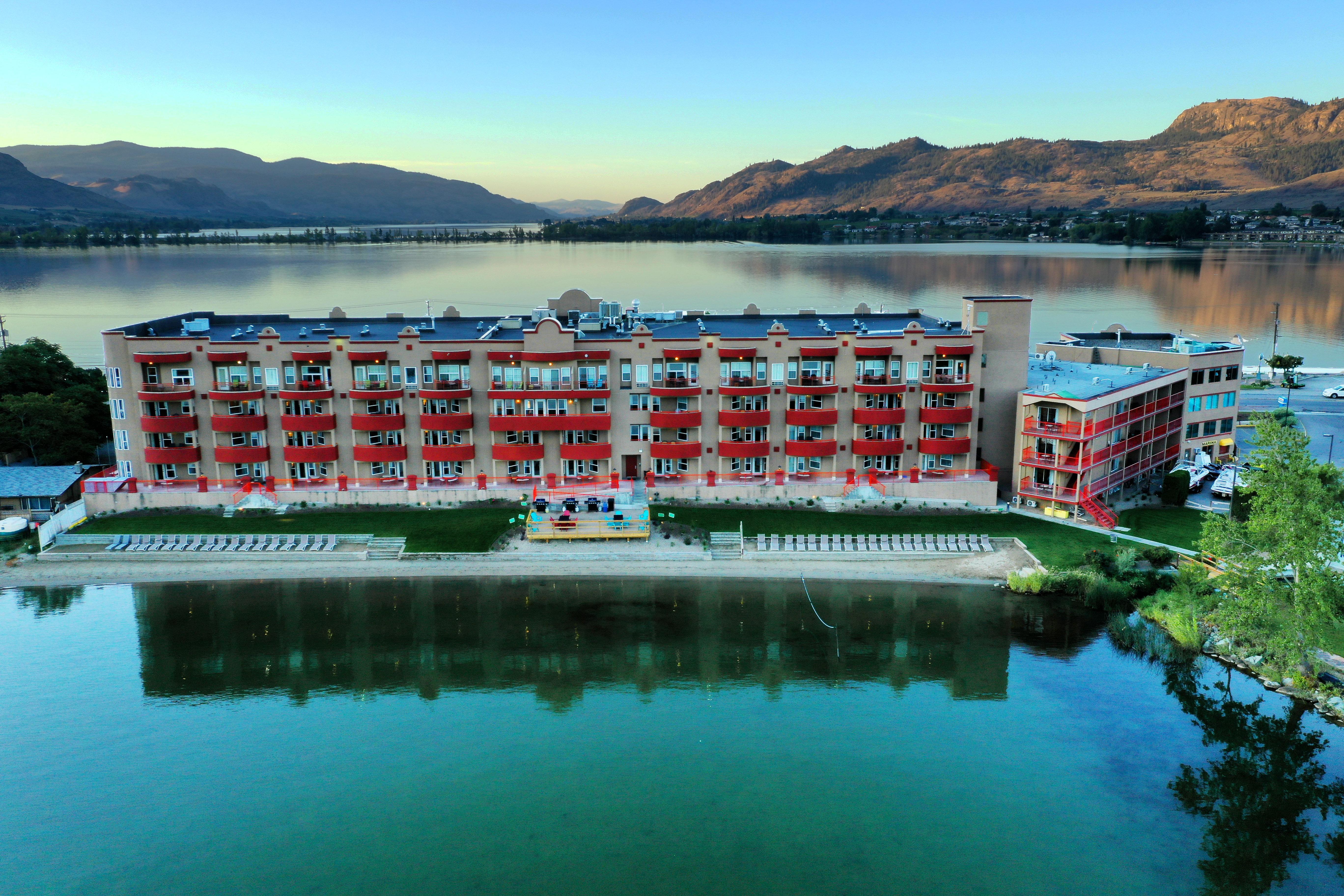 Holiday Inn Hotel & Suites Osoyoos By Ihg Buitenkant foto