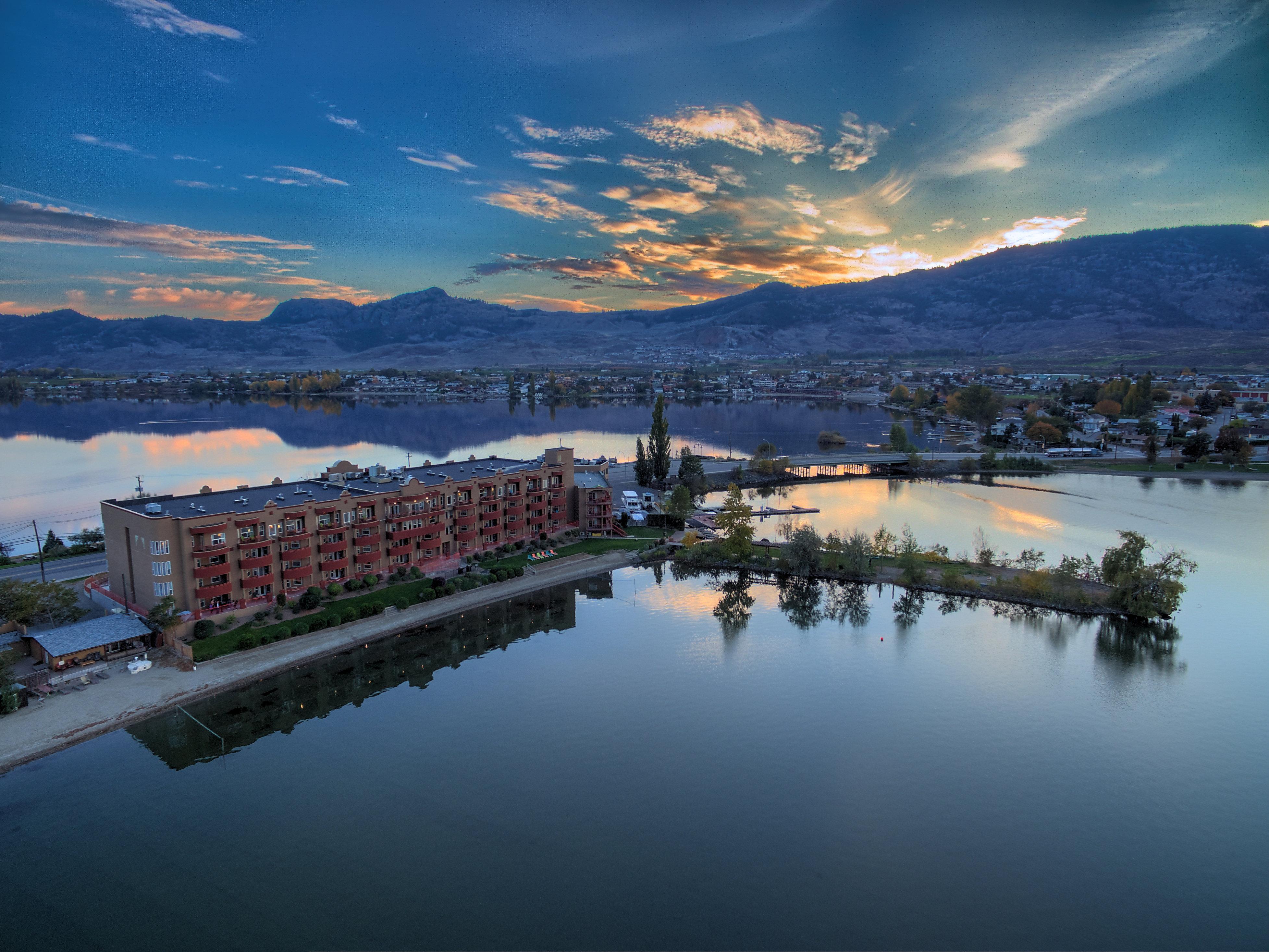 Holiday Inn Hotel & Suites Osoyoos By Ihg Buitenkant foto