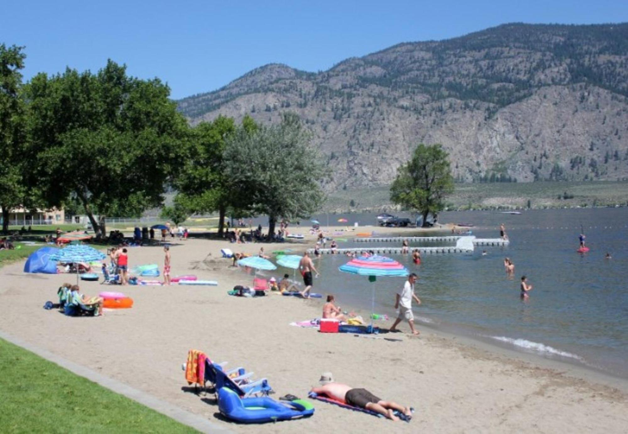 Holiday Inn Hotel & Suites Osoyoos By Ihg Buitenkant foto